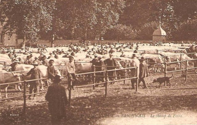 Saint-Christophe-en-Brionnais. 11e exposition de véhicules anciens du  Brionnais Rétro Automobile