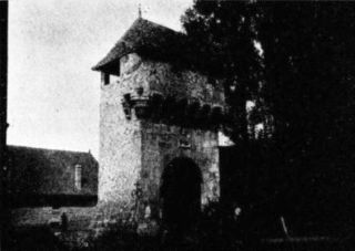 La Clayette. Vieille porte fortifiée du château