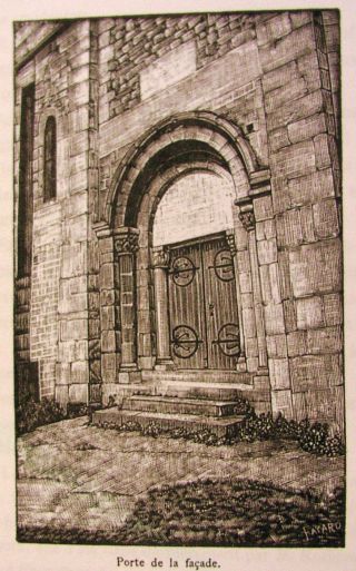Porte de la façade de l'église de Châteauneuf en Brionnais