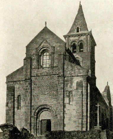 Façade et clocher de l'église de Châteauneuf en Brionnais