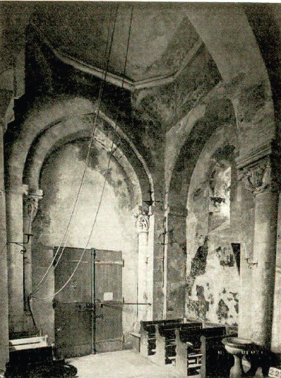 Travée sous le clocher de l'église de St-Julien-de-Jonzy