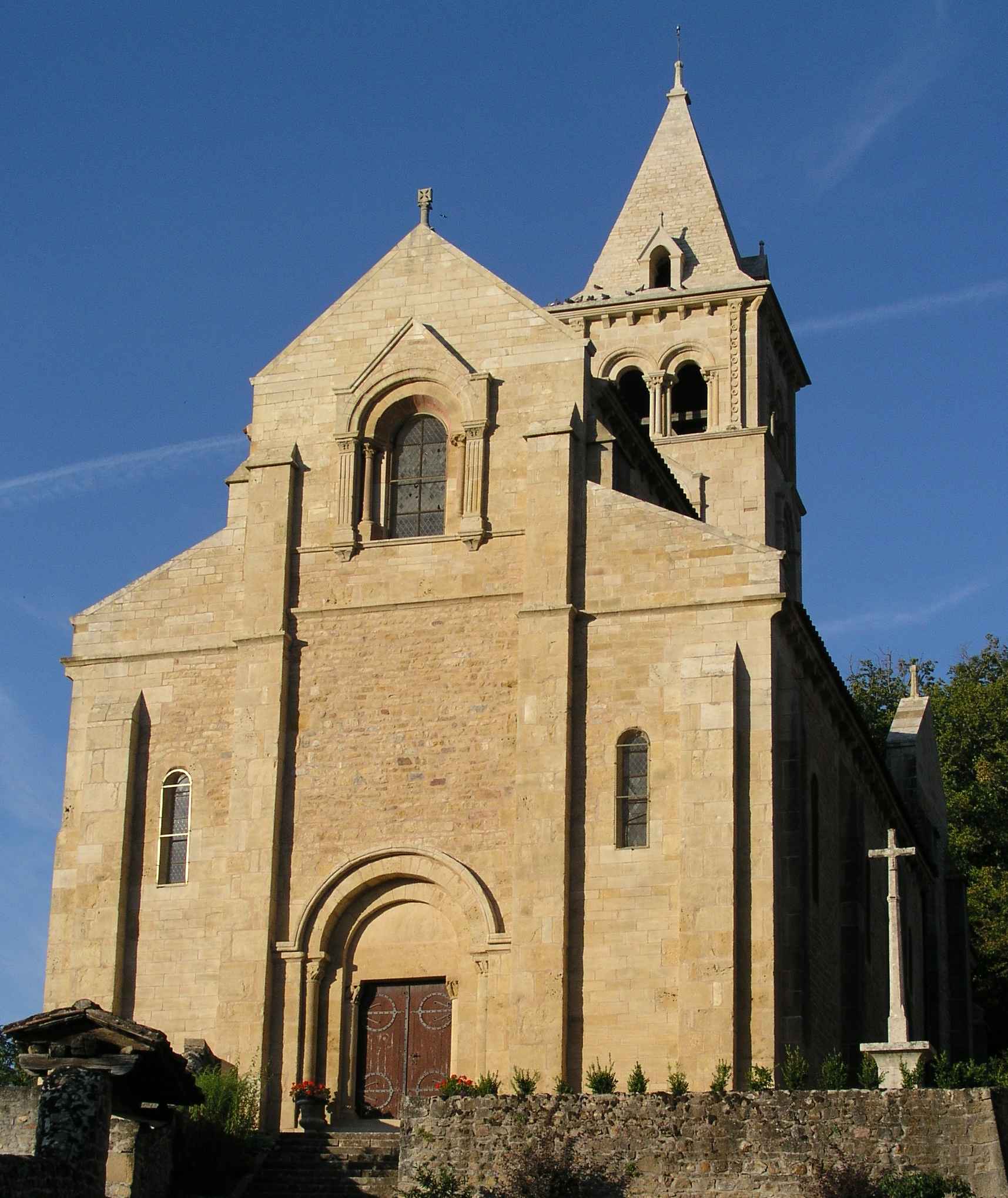 Église romane de Châteauneuf en Brionnais-3