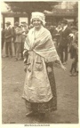 Jeunes filles brionnaises en costume traditionnel