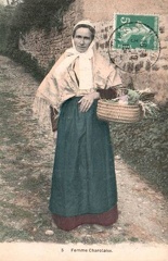 Jeunes filles et femmes charolaises en costume traditionnel